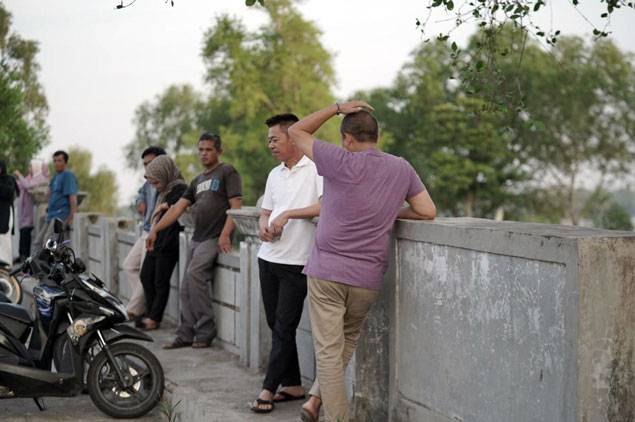 Gagal Konstruksi, Bupati Rohil Tinjau Jembatan Parit Atmo Bagansiapiapi yang Hampir Rubuh