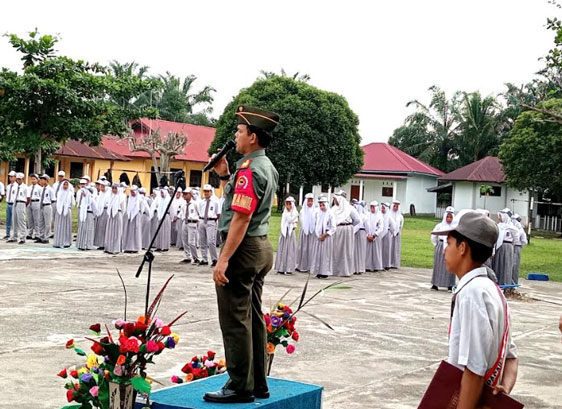 Pimpin Upacara di SMU, Pjs Danramil 14 Kepenuhan: Mantapkan Bela Negara!
