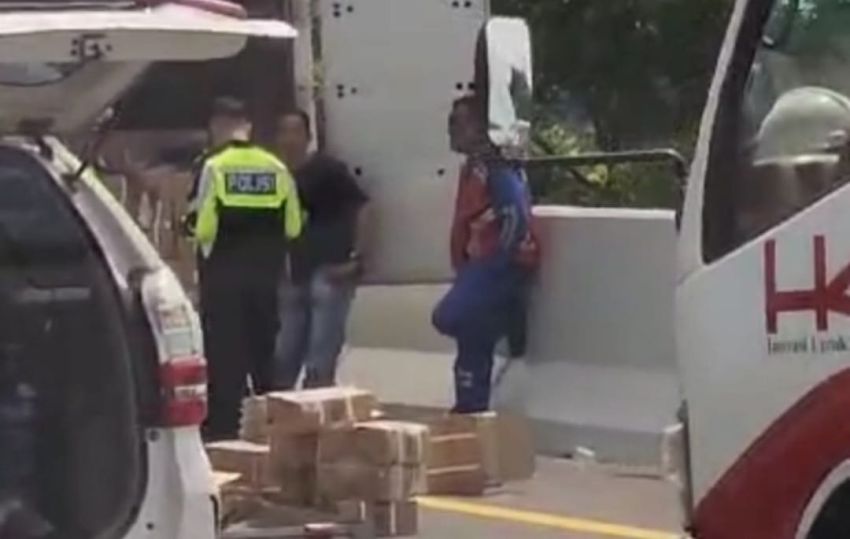 Pecah Ban, Mobil Box Terbalik di Tol Permai