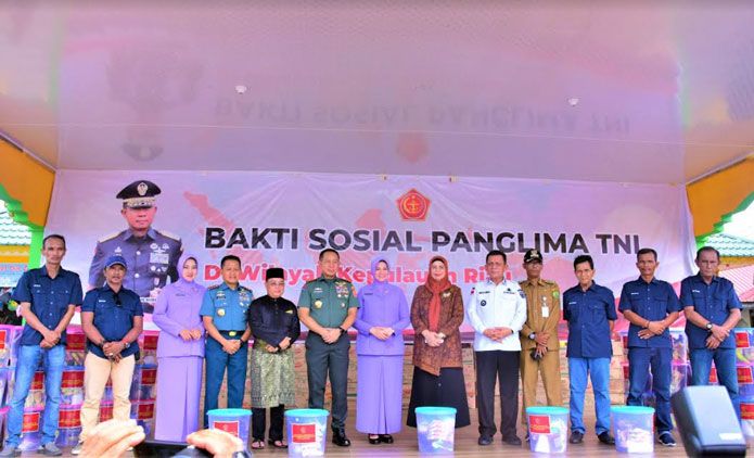 Panglima TNI Bagikan Ribuan Paket Sembako di Tanjungpinang