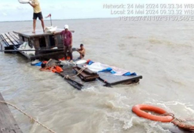 Kapal Angkut 14 Ton Beras Bulog Karam di Pulau Merbau