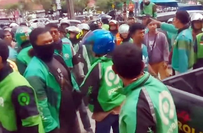 Ngeri..! Ojol Dikeroyok Jukir, Ratusan Driver Membalas