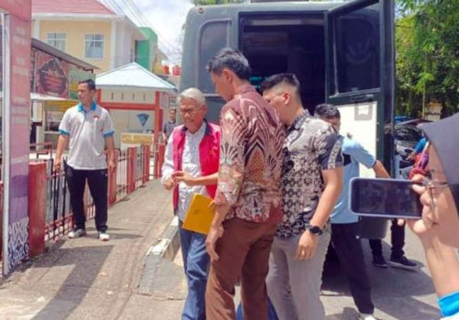 Kejari Tahan Sukarmis Mantan Bupati Kuansing Dua Periode