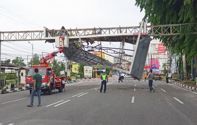 Tindakan Tegas Polres dan Pemkab Bengkalis Bongkar Billboard Swasta yang Membahayakan Masyarakat