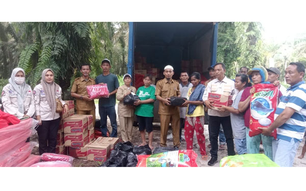 Dinas Sosial Bengkalis Salurkan Bantuan untuk Korban Kebakaran 12 Rumah di Desa Pamesi