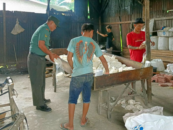 Koramil 0321-05/RM Kembali Dampingi Pelaku UMKM Pembuatan Kerupuk