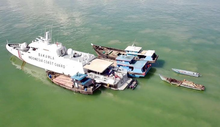 Bakamla RI Geledah Tiga Kapal Tambang Pasir Ilegal di Perairan Karimun
