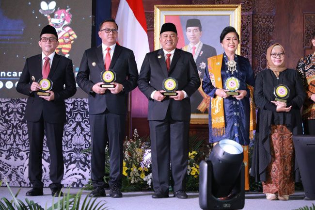 Berhasil Turunkan Stunting, Bupati Siak Alfedri Terima Penghargaan dari BKKBN RI