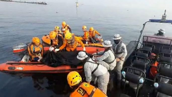 Bakamla RI Bersama Tim SAR Gabungan Temukan Korban Tenggelam di Laut Jakarta