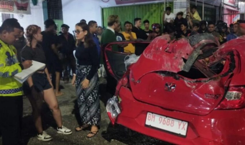 Terlibat Tabrakan dengan Truk Molen, Honda Brio Baru di Pekanbaru Ringsek Berat