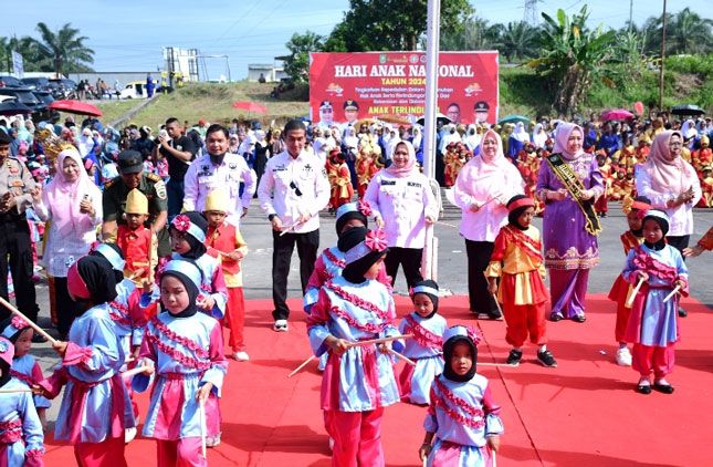 Ceria Menari Bersama Anak-anak TK, Bupati Kasmarni: Mari Kembangkan Potensi Anak