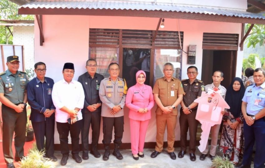 Wan Abdullah Terima Program Bedah Rumah HUT Bhayangkara