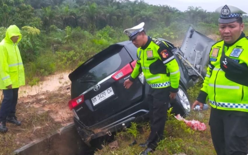 Supir Diduga Ngantuk, Toyota Innova Terperosok Keluar Jalur Tol Permai