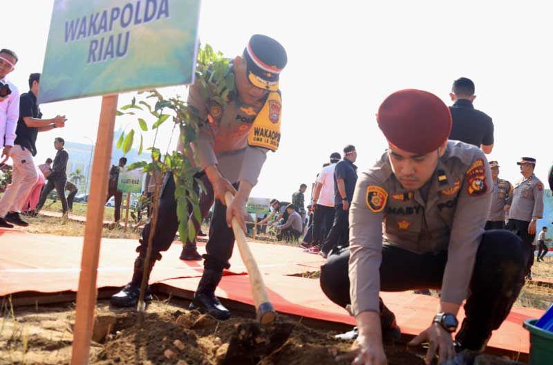 Hari Bhayangkara Ke-78, Wakapolda Riau Tanam Pohon Serentak