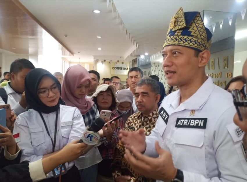 AHY Bagikan Sertifikat Tanah Elektronik di BPN Pekanbaru