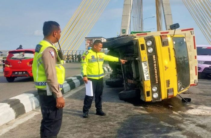 Kernet Tewas Tertimpa Mobil Box di Jembatan Siak IV