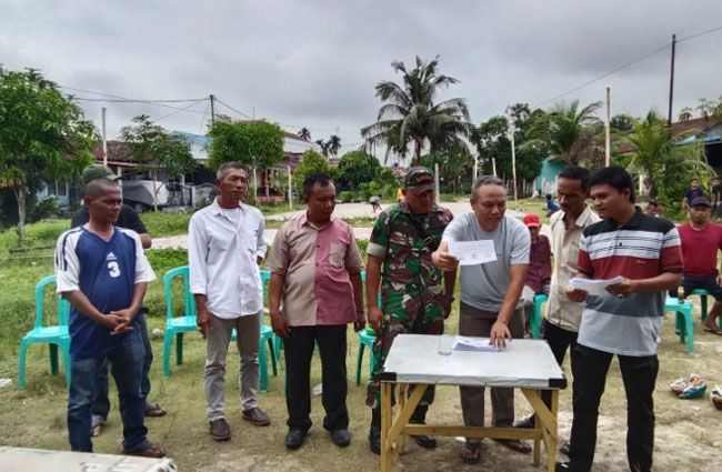 Babinsa Tanah Merah Koramil 06 Siak Hulu Hadiri Pemilihan RT 05/RW 10 Dusun V Tanah Merah