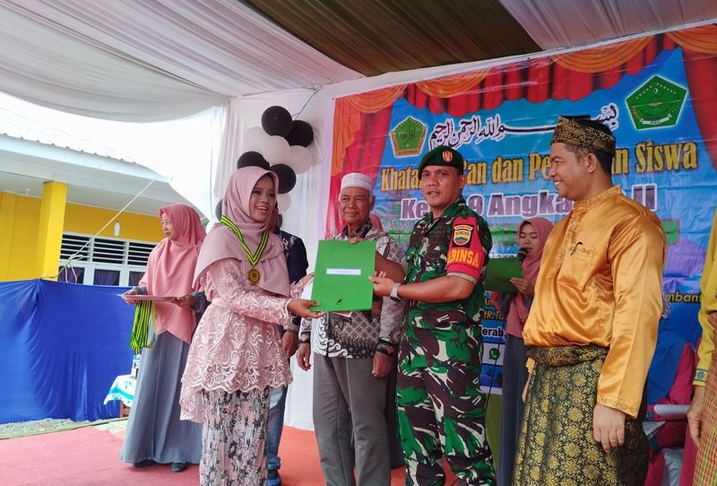 Aktif di Segala Bidang, Babinsa Koramil 06 Siak Hulu Hadiri Pelepasan Siswa SMP IT Al-Misbah Riau