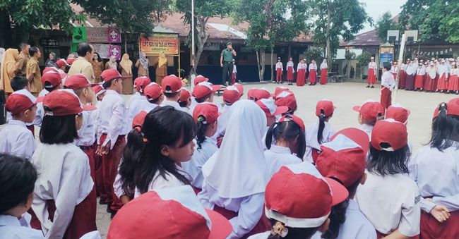 Babinsa Tanah Merah Koramil 06 Siak Hulu Jadi Irup pada Upacara Senin di UPT SDN 016 Tanah Merah