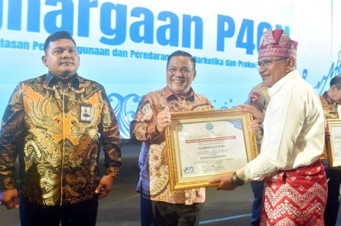 SF Hariyanto Terima Penghargaan P4GN dari BNN