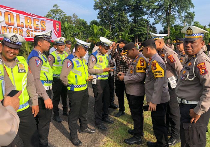 Pastikan Tak Terlibat Judi Online, Kapolres Kuansing Cek Handphone Personil