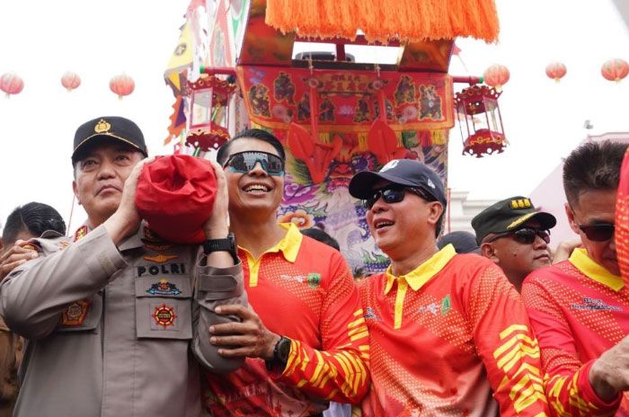 Jenderal Bintang Dua di Riau Ikut Gotong Replika Kapal Bakar Tongkang