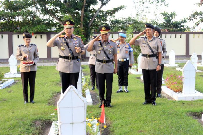 Hari Bhayangkara Ke-78, Polda Riau Ziarah di TMP Kusuma Dharma