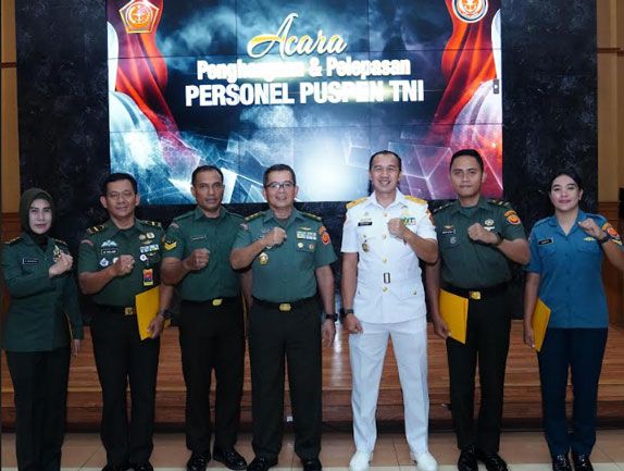 Kapuspen TNI Berikan Reward Kepada Prajurit Berprestasi dan Lepas Prajurit Mutasi