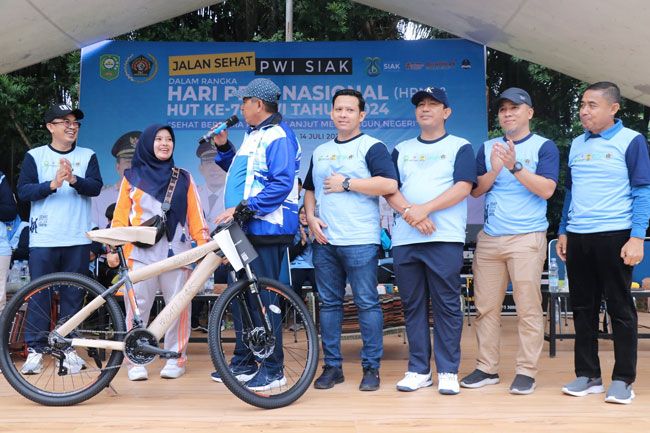 Wakil Ketua DPRD Siak Androy Ade Rianda Ikuti Jalan Santai Sehat Bersama PWI