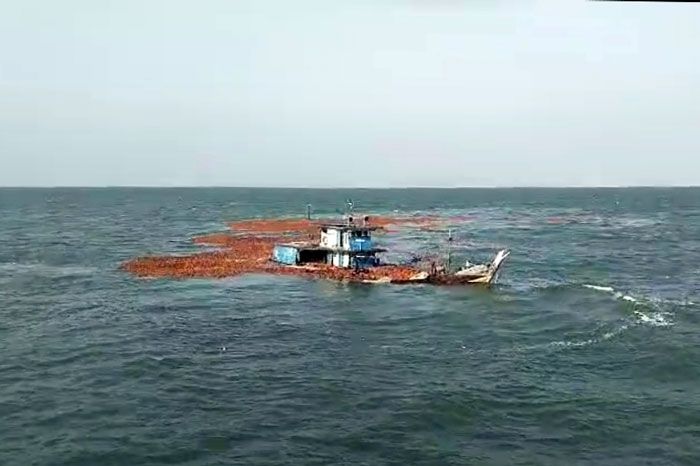 Kapal dan Ratusan Ton Kelapa Tenggelam di Perairan Pulau Rangsang