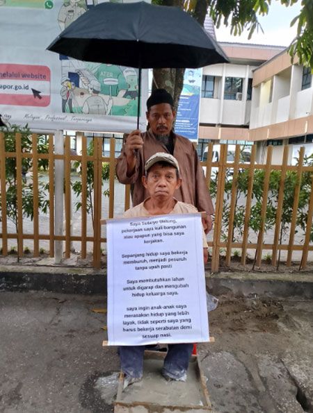 Tolak Perpanjangan HGU PT SIMP, Warga Aksi Cor Kaki di Depan Kanwil BPN Riau