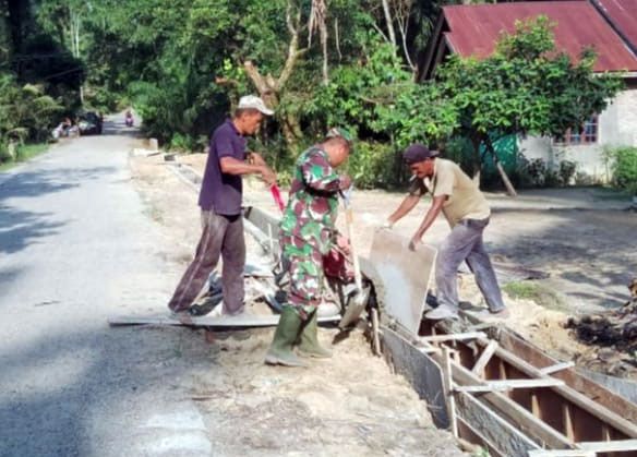 Koramil 0321-05/RM Kembali Goro Bersama Warga Pembuatan Drainase di Desa Bangko Lestari