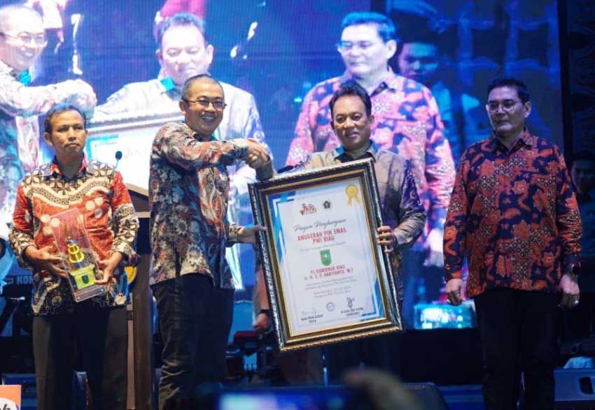 Pj Gubri Terima Pin Emas dari PWI Provinsi Riau