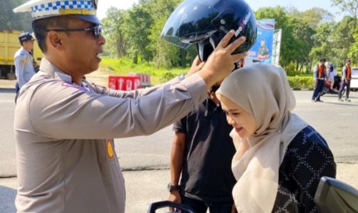 Operasi Patuh 2024, Satlantas Polres Siak Bagikan Helm Gratis
