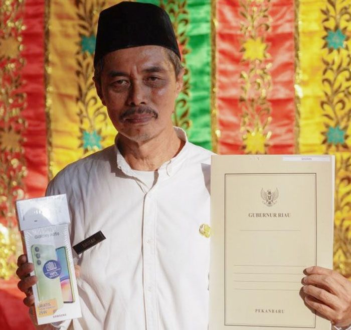 Guru Honorer Ini  Terharu Terima SK PPPK di Penghujung Masa Tugas