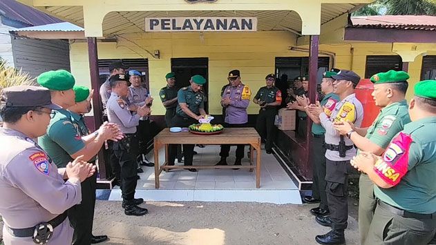 Danramil 0321-05/ RM Berikan Surprise Tumpeng Sempena HUT Bhayangkara ke-78 ke Mapolsek Bangko Pusako