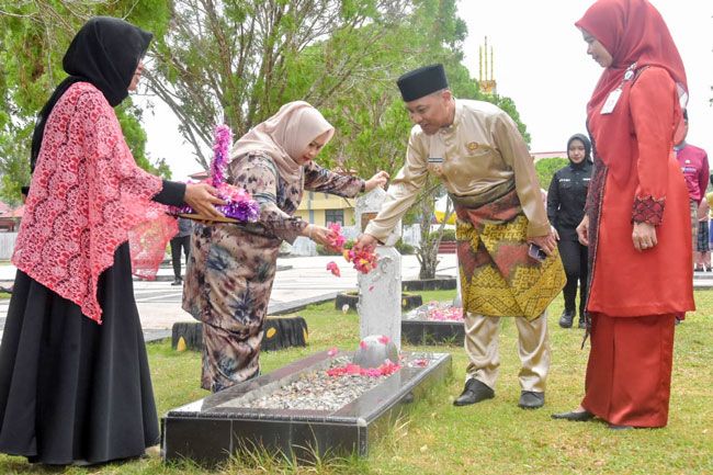 Sempena Hari Jadi Bengkalis Ke-512, Bupati Kasmarni Ziarah ke Makam Kusuma Kesatria