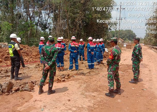Tinjau Rumah Warga Korban Semburan Pipa Bocor, Tiga Anggota Koramil 0321-05/RM Lakukan Pengaman