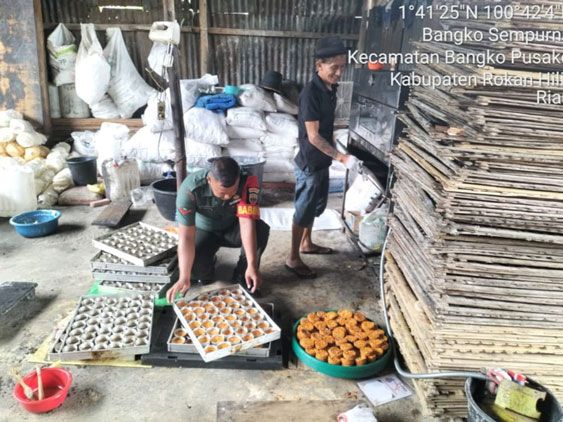 Anggota Koramil 0321-05/RM Kembali Dampingi UMKM Pembuatan Kerupuk dan Kue Bolu di Bangkosempurna