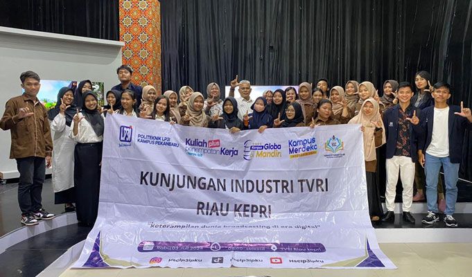 Mahasiswa Politeknik LP3I Pekanbaru Perluas Wawasan di TVRI Riau Kepri