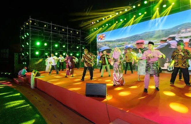 Tari Poco-Poco Meriahkan Malam Hiburan Penutupan Pendidikan Defense and Strategic Studies Course