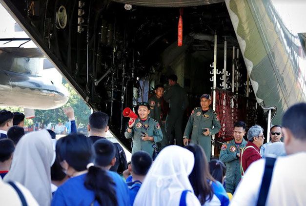 660 Warga Makassar Dan Maros Antusias Ikut Joy Flight Pesawat Hercules AU A-1330