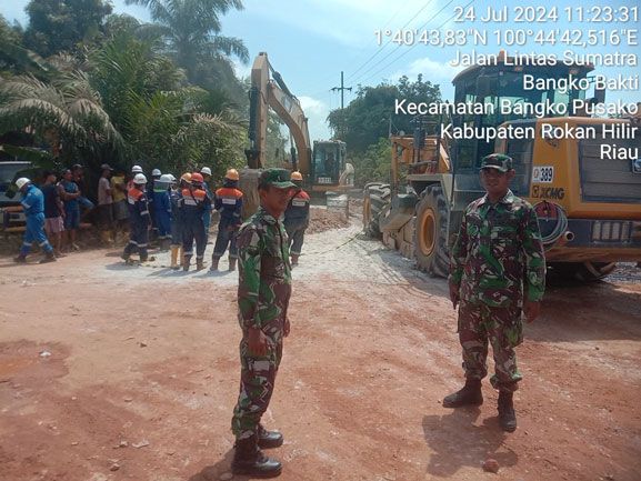 Pipa Minyak PHR Bocor, 4 Anggota Koramil 0321-05/RM Amankan Jalan Lintas dan Pemukiman Warga Sekitar