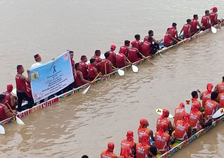 Atlet Pacu Jitu Kuantan Meninggal Dunia, Jalur Putri Kumayang Lindung Daun Bentangkan Spanduk Bela Sungkawa