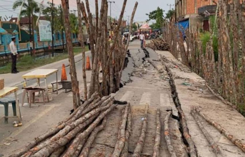 3.000 Batang Paku Beton Dihibahkan untuk Penanganan Jalan Longsor di Tembilahan