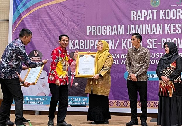 Bupati Afrizal Sintong dan Kadiskes Rohil Terima Penghargaan UHC Dari Gubernur Riau
