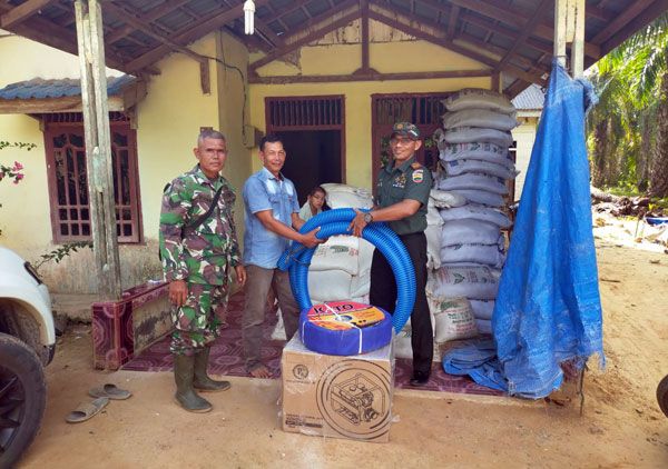 Danramil 0321-05/RM Serahkan Bantuan Mesin Pompa Air Dari Dinas Pertanian Kepada Gapoktan
