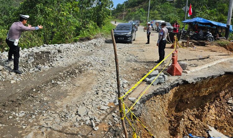 Jalur Lintas Riau-Sumbar Amblas, Polisi Masih Berlakukan Buka Tutup