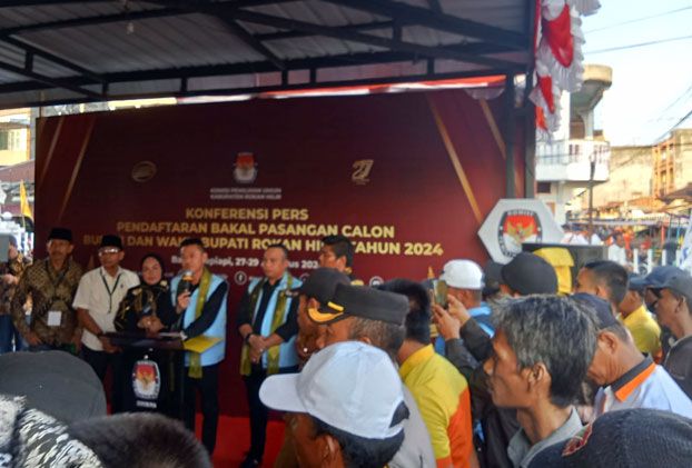 Afrizal Sintong-Setiawan Daftar Ke KPUD Rohil, Warga Iringi Pendaftaranya