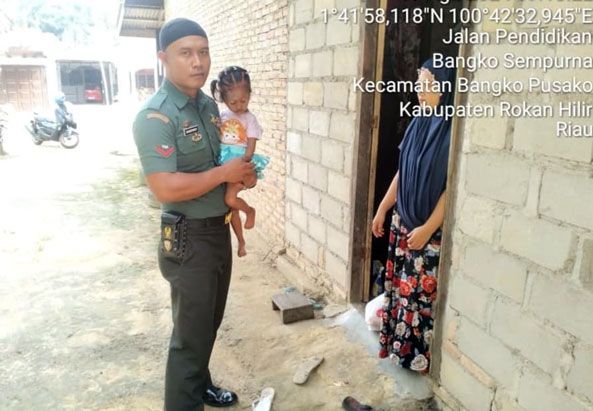 Babinsa Koramil 0321-05/RM Pantau Perkembangan Anak Stunting di Desa Binaan